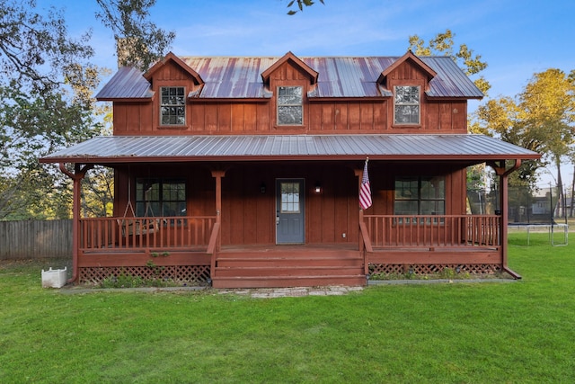 view of front facade featuring covered porch and a front yard