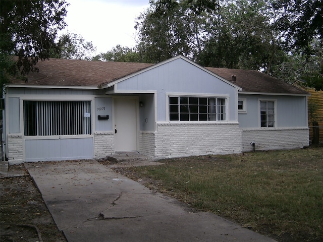 view of front of house featuring a front yard