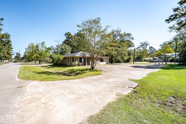 single story home featuring a front lawn