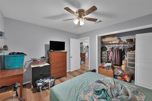 bedroom with ceiling fan, light hardwood / wood-style floors, and a closet