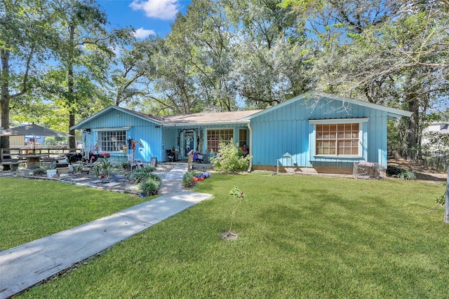 single story home with a front yard