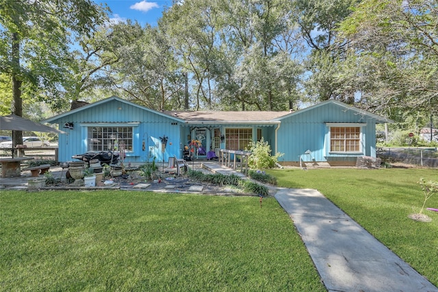 ranch-style home with a front yard