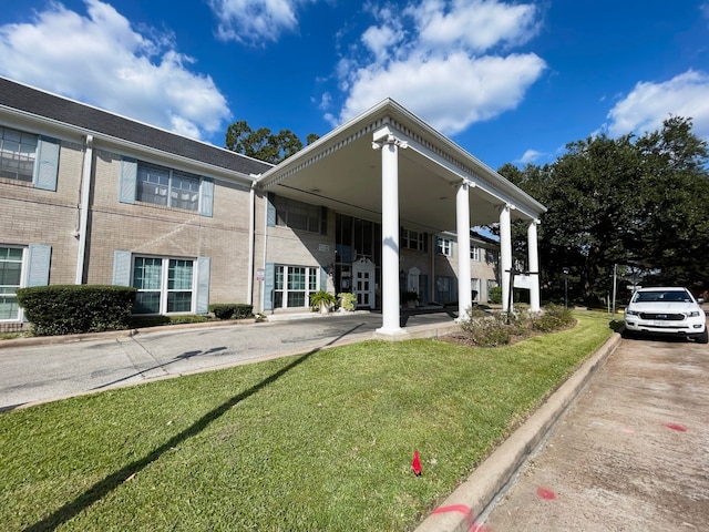 view of front facade featuring a front yard