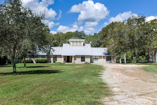 view of front of property featuring a front yard