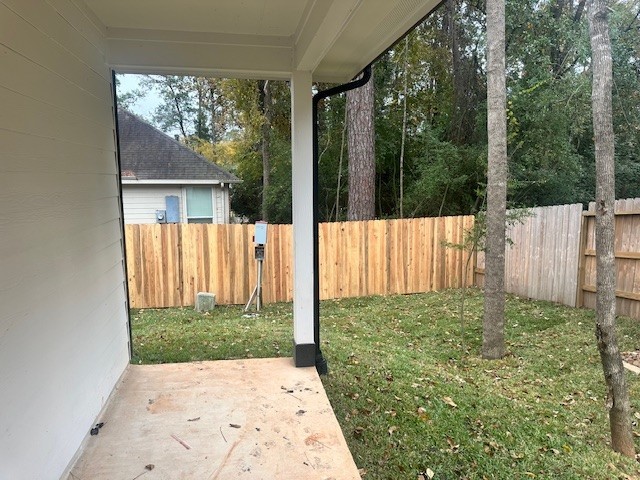 view of yard featuring a patio area