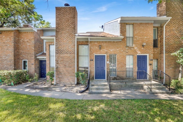 view of front of property with a front yard