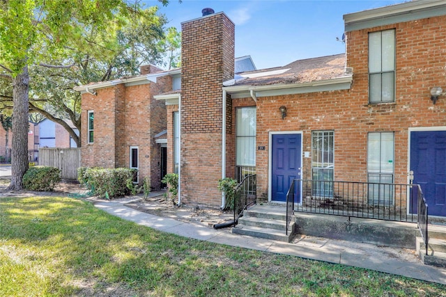 view of front facade with a front yard