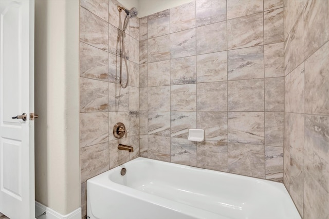 bathroom with tiled shower / bath