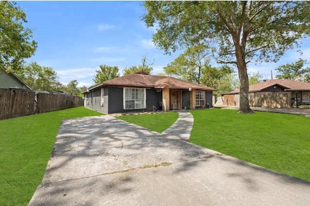 view of front facade with a front lawn