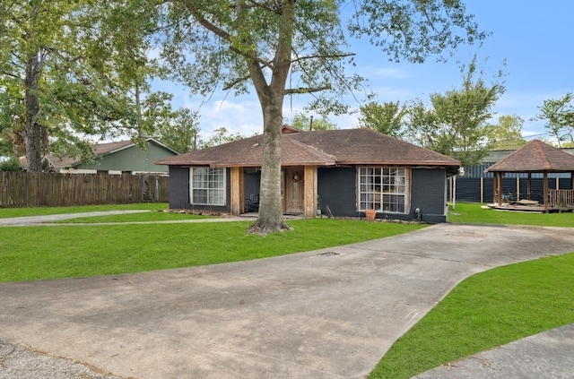 single story home featuring a front lawn