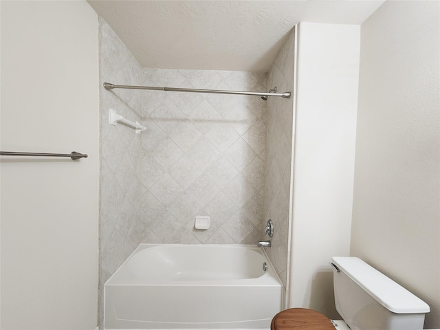 bathroom with toilet and tiled shower / bath