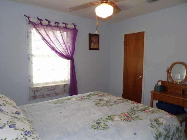 bedroom with ceiling fan