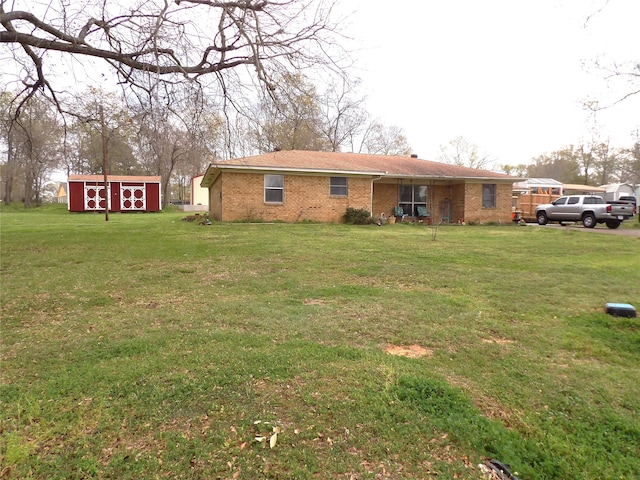 view of yard featuring a shed