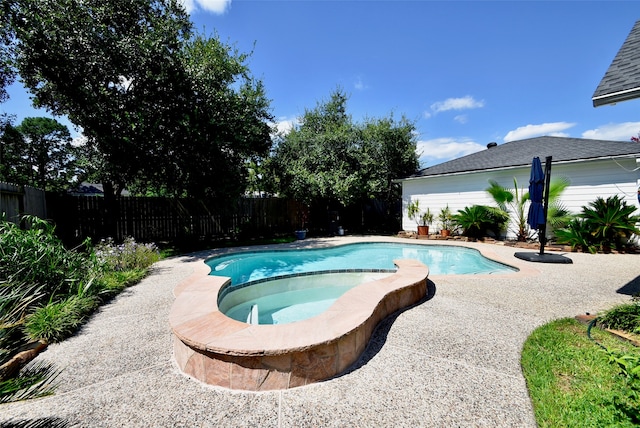 view of swimming pool with an in ground hot tub and a patio area