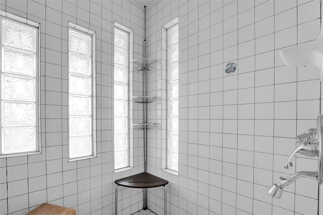 bathroom featuring a tile shower