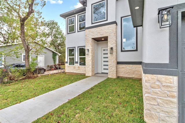 view of front of home featuring a front lawn