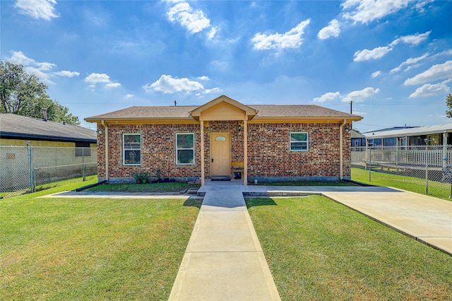 view of front of property featuring a front yard