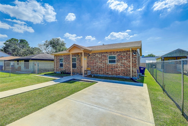 view of front of property with a front yard