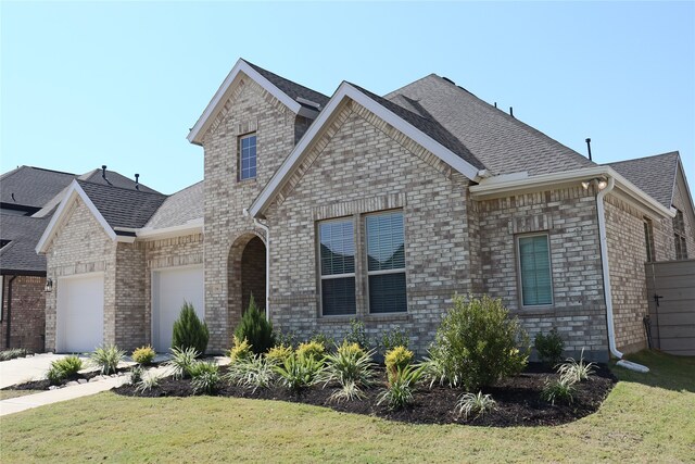 view of front facade featuring a front lawn and a garage