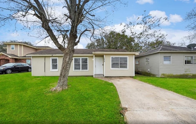 view of front of house featuring a front yard