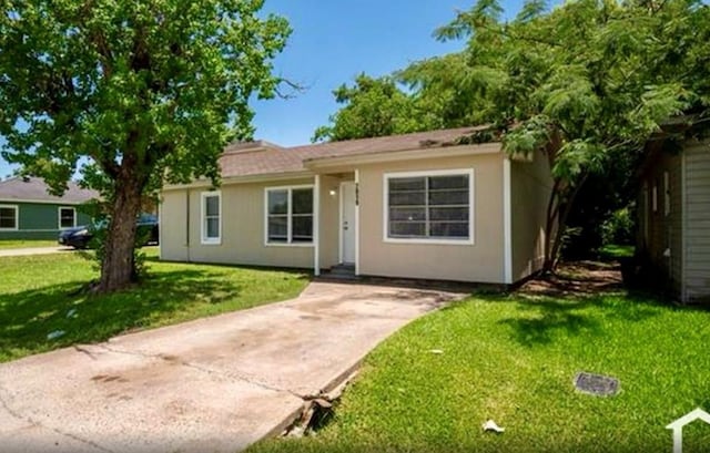 ranch-style home featuring a front yard