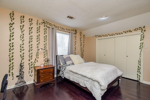 10726 Paulwood Dr, Houston, TX 77071 - bedroom with wood finished floors, vaulted ceiling, a textured ceiling, a closet, and baseboards