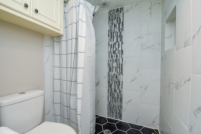 bathroom featuring toilet and a shower with curtain