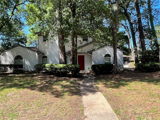 view of front of property featuring a front yard