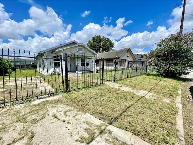 view of front of property featuring a front lawn