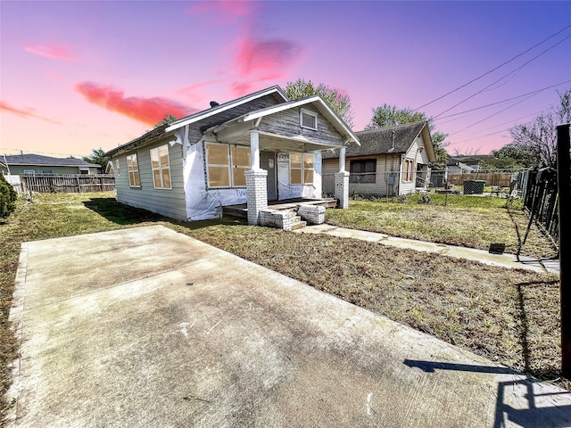 view of front of house featuring a yard