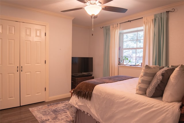 bedroom with ceiling fan, ornamental molding, and dark wood-type flooring