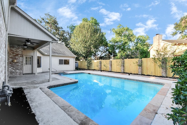 view of swimming pool with a patio area and ceiling fan