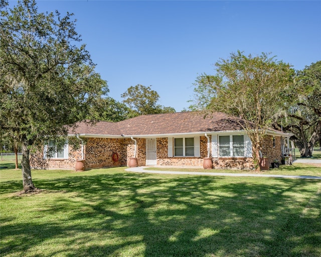 single story home featuring a front lawn