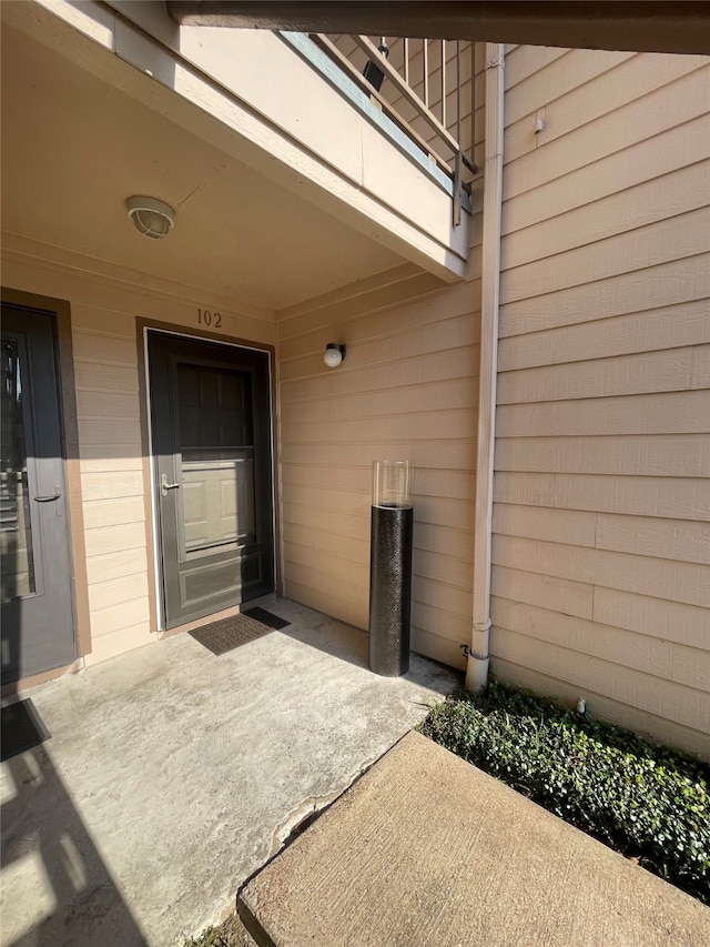 entrance to property featuring a balcony