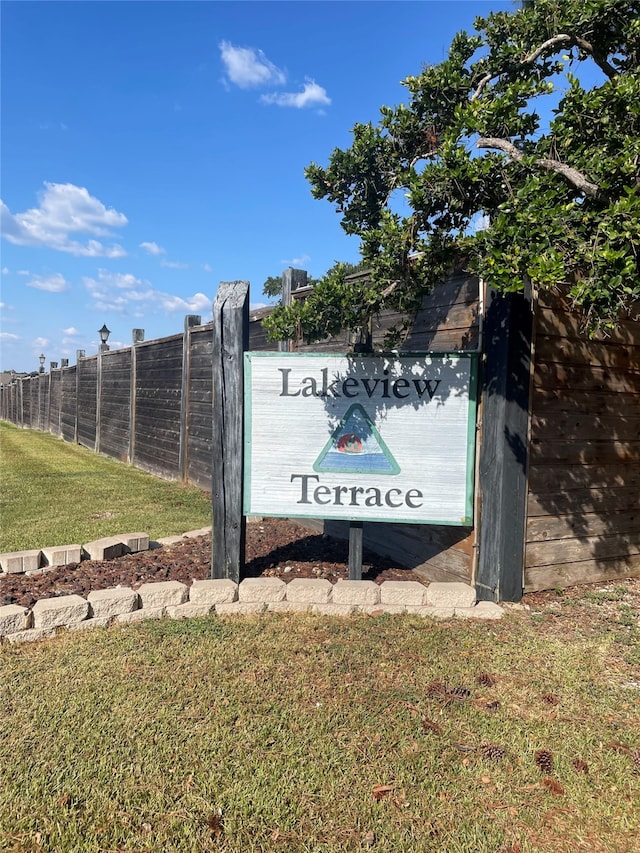 community sign featuring a lawn