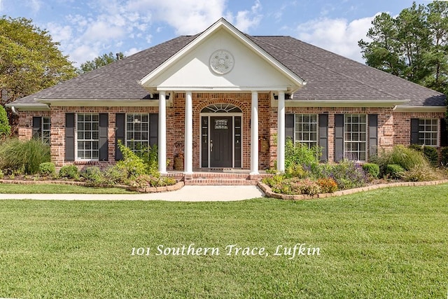 view of front of home featuring a front yard