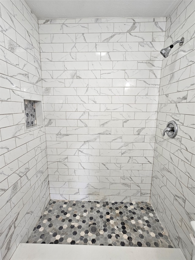 bathroom featuring a tile shower