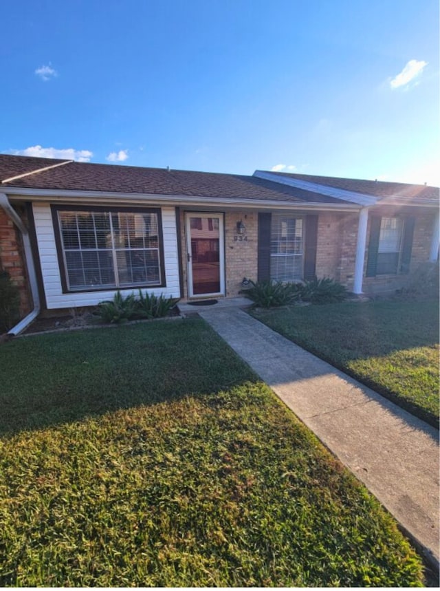 single story home with a front lawn