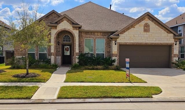 view of front of house featuring a front lawn and a garage