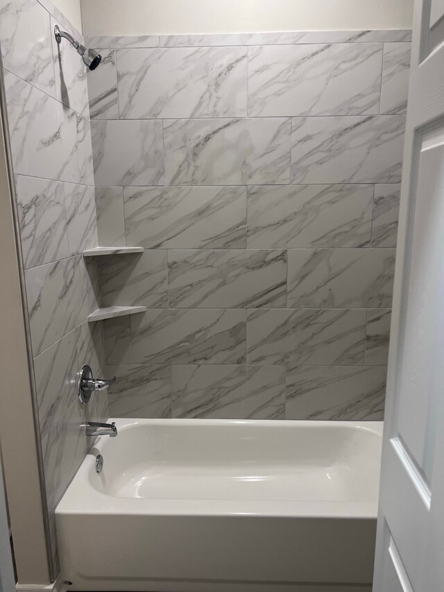 bathroom with tiled shower / bath