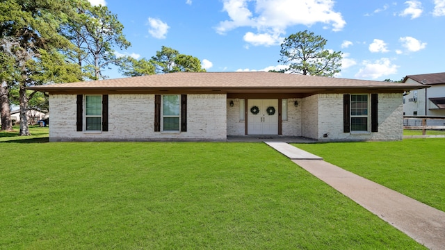 ranch-style house featuring a front lawn