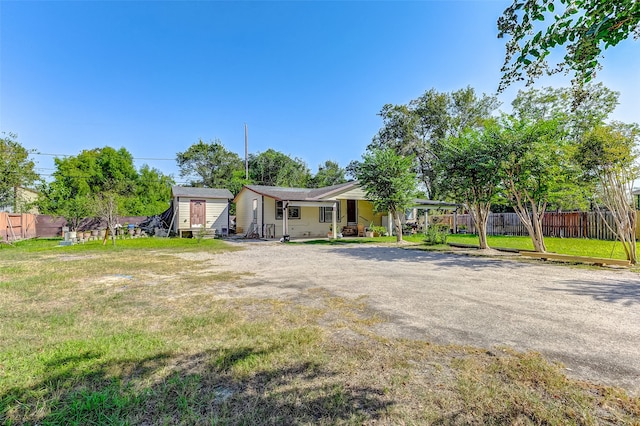 view of front of house featuring a front lawn