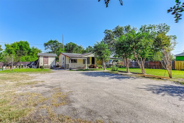 view of front of home featuring a front yard