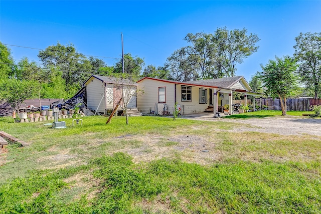 view of front of house featuring a front lawn