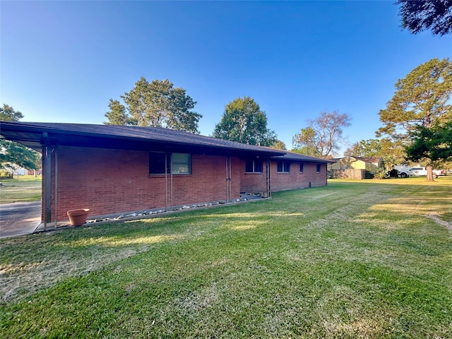 view of front of property featuring a front yard