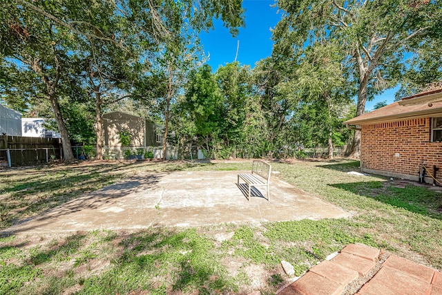 view of yard featuring a patio