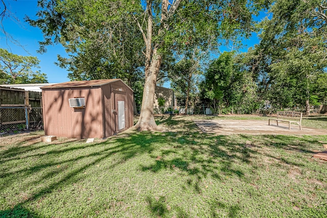 view of yard featuring a shed