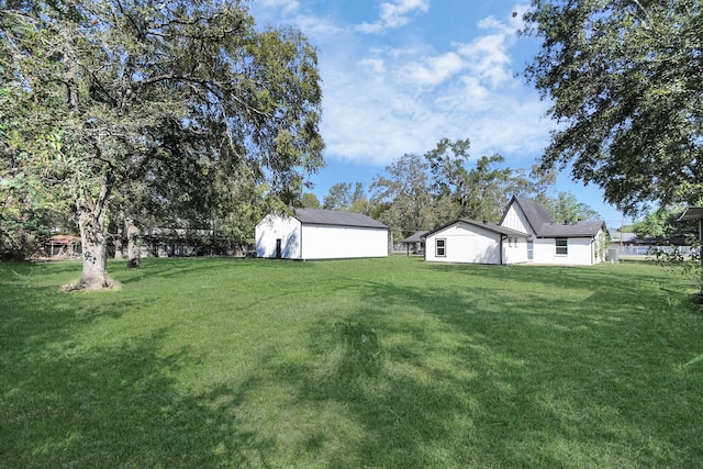 view of yard with an outdoor structure