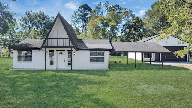 view of front of property featuring a front lawn