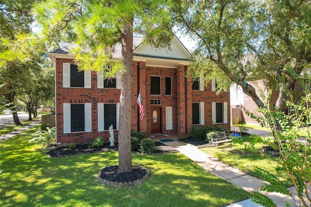 view of front of home featuring a front lawn